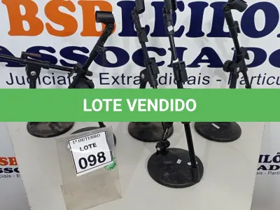 LOTE 098 - 05 SUPORTES PARA MICROFONE. (NO ESTADO) ATENÇÃO! FAZER A VISITAÇÃO ANTES DE ARREMATAR, NÃO SABEMOS SE FUNCIONA, LEILÃO NÃO TEM GARANTIA E NEM DEVOLUÇÃO, SUJEITO A POSSÍVEIS AVARIAS VISÍVEIS/OCULTAS E/OU AUSÊNCIA DE COMPONENTES.