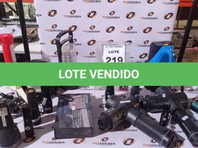 LOTE 219 - 01 LOTE COM VARIA LANTERNAS DE MARCAS E MODELOS DIVERSOS, 03 MASSAGEADORES INCOMPLETOS E 01 APARELHO DE TELEFONE MARCA INTELBRAS. (NO ESTADO) ATENÇÃO! FAZER A VISITAÇÃO ANTES DE ARREMATAR, NÃO SABEMOS SE FUNCIONA, LEILÃO NÃO TEM GARANTIA E NEM DEVOLUÇÃO, SUJEITO A POSSÍVEIS AVARIAS VISÍVEIS/OCULTAS E/OU AUSÊNCIA DE COMPONENTES.
