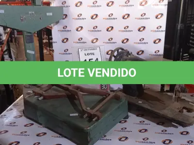 LOTE 154 - 01 BALANÇA FILIZOLA MODEL ANTIGA E 01 MÁQUINA DE COSTURA MARCA SINGER. (NO ESTADO) ATENÇÃO! FAZER A VISITAÇÃO ANTES DE ARREMATAR, NÃO SABEMOS SE FUNCIONA, LEILÃO NÃO TEM GARANTIA E NEM DEVOLUÇÃO, SUJEITO A POSSÍVEIS AVARIAS VISÍVEIS/OCULTAS E/OU AUSÊNCIA DE COMPONENTES.