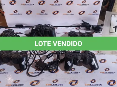LOTE 193 - 05 JOYSTICKS DE PLAYSTATION. (NO ESTADO) ATENÇÃO! FAZER A VISITAÇÃO ANTES DE ARREMATAR, NÃO SABEMOS SE FUNCIONA, LEILÃO NÃO TEM GARANTIA E NEM DEVOLUÇÃO, SUJEITO A POSSÍVEIS AVARIAS VISÍVEIS/OCULTAS E/OU AUSÊNCIA DE COMPONENTES.