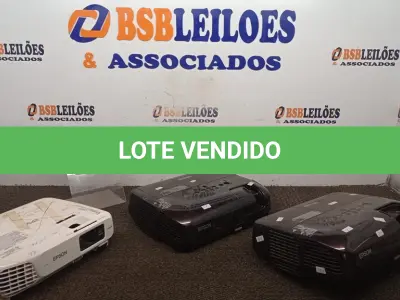 LOTE 399 - 03 PROJETORES MARCA EPSON. (NO ESTADO) ATENÇÃO! FAZER A VISITAÇÃO ANTES DE ARREMATAR, NÃO SABEMOS SE FUNCIONA, LEILÃO NÃO TEM GARANTIA E NEM DEVOLUÇÃO, SUJEITO A POSSÍVEIS AVARIAS VISÍVEIS/OCULTAS E/OU AUSÊNCIA DE COMPONENTES.