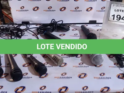 LOTE 194 - 07 MICROFONES DE MARCAS E MODELOS DIVERSOS. (NO ESTADO) ATENÇÃO! FAZER A VISITAÇÃO ANTES DE ARREMATAR, NÃO SABEMOS SE FUNCIONA, LEILÃO NÃO TEM GARANTIA E NEM DEVOLUÇÃO, SUJEITO A POSSÍVEIS AVARIAS VISÍVEIS/OCULTAS E/OU AUSÊNCIA DE COMPONENTES.
