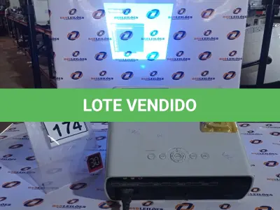 LOTE 174 - 01 PROJETOR COM CONTROLE MARCA SONY. (NO ESTADO) ATENÇÃO! FAZER A VISITAÇÃO ANTES DE ARREMATAR, NÃO SABEMOS SE FUNCIONA, LEILÃO NÃO TEM GARANTIA E NEM DEVOLUÇÃO, SUJEITO A POSSÍVEIS AVARIAS VISÍVEIS/OCULTAS E/OU AUSÊNCIA DE COMPONENTES.