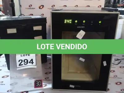 LOTE 294 - 01 ADEGA MARCA MALLORY E 01 FRAGMENTADORA DE PAPEL. (NO ESTADO) ATENÇÃO! FAZER A VISITAÇÃO ANTES DE ARREMATAR, NÃO SABEMOS SE FUNCIONA, LEILÃO NÃO TEM GARANTIA E NEM DEVOLUÇÃO, SUJEITO A POSSÍVEIS AVARIAS VISÍVEIS/OCULTAS E/OU AUSÊNCIA DE COMPONENTES.