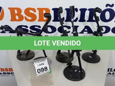 LOTE 098 - 05 SUPORTES PARA MICROFONE. (NO ESTADO) ATENÇÃO! FAZER A VISITAÇÃO ANTES DE ARREMATAR, NÃO SABEMOS SE FUNCIONA, LEILÃO NÃO TEM GARANTIA E NEM DEVOLUÇÃO, SUJEITO A POSSÍVEIS AVARIAS VISÍVEIS/OCULTAS E/OU AUSÊNCIA DE COMPONENTES.