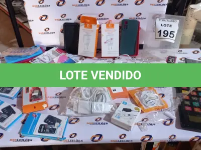 LOTE 195 - 01 LOTE COM VÁRIOS CARREGADORES DE CELULAR E CAPAS PARA CELULARES. (NO ESTADO) ATENÇÃO! FAZER A VISITAÇÃO ANTES DE ARREMATAR, NÃO SABEMOS SE FUNCIONA, LEILÃO NÃO TEM GARANTIA E NEM DEVOLUÇÃO, SUJEITO A POSSÍVEIS AVARIAS VISÍVEIS/OCULTAS E/OU AUSÊNCIA DE COMPONENTES.