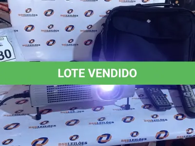 LOTE 180 - 01 PROJETOR MODELO CP-5318 MARCA HITACHI. (NO ESTADO) ATENÇÃO! FAZER A VISITAÇÃO ANTES DE ARREMATAR, NÃO SABEMOS SE FUNCIONA, LEILÃO NÃO TEM GARANTIA E NEM DEVOLUÇÃO, SUJEITO A POSSÍVEIS AVARIAS VISÍVEIS/OCULTAS E/OU AUSÊNCIA DE COMPONENTES.