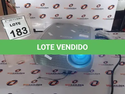 LOTE 183 - 01 PROJETOR MARCA INFOCUS COM CABOS. (NO ESTADO) ATENÇÃO! FAZER A VISITAÇÃO ANTES DE ARREMATAR, NÃO SABEMOS SE FUNCIONA, LEILÃO NÃO TEM GARANTIA E NEM DEVOLUÇÃO, SUJEITO A POSSÍVEIS AVARIAS VISÍVEIS/OCULTAS E/OU AUSÊNCIA DE COMPONENTES