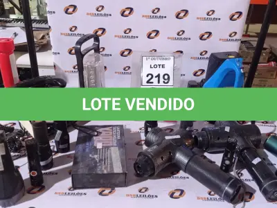LOTE 219 - 01 LOTE COM VARIA LANTERNAS DE MARCAS E MODELOS DIVERSOS, 03 MASSAGEADORES INCOMPLETOS E 01 APARELHO DE TELEFONE MARCA INTELBRAS. (NO ESTADO) ATENÇÃO! FAZER A VISITAÇÃO ANTES DE ARREMATAR, NÃO SABEMOS SE FUNCIONA, LEILÃO NÃO TEM GARANTIA E NEM DEVOLUÇÃO, SUJEITO A POSSÍVEIS AVARIAS VISÍVEIS/OCULTAS E/OU AUSÊNCIA DE COMPONENTES.