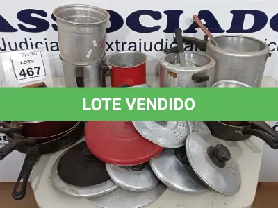 LOTE 467 - 01 LOTE COM VÁRIAS PANELAS E UTENSÍLIOS DE COZINHA DIVERSOS. (NO ESTADO) ATENÇÃO! FAZER A VISITAÇÃO ANTES DE ARREMATAR, NÃO SABEMOS SE FUNCIONA, LEILÃO NÃO TEM GARANTIA E NEM DEVOLUÇÃO, SUJEITO A POSSÍVEIS AVARIAS VISÍVEIS/OCULTAS E/OU AUSÊNCIA DE COMPONENTES.