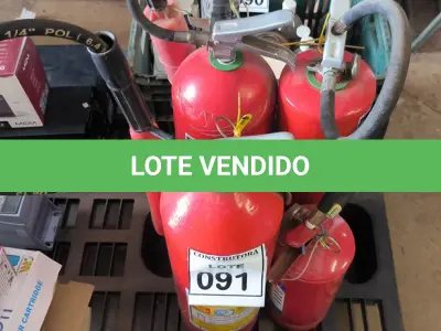 LOTE 091 - 04 EXTINTORES DE INCÊNDIO. (NO ESTADO) ATENÇÃO! FAZER A VISITAÇÃO ANTES DE ARREMATAR, NÃO SABEMOS SE FUNCIONA, LEILÃO NÃO TEM GARANTIA E NEM DEVOLUÇÃO, SUJEITO A POSSÍVEIS AVARIAS VISÍVEIS/OCULTAS E/OU AUSÊNCIA DE COMPONENTES.