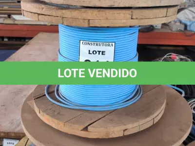 LOTE 014 - 01 CARRETEL EM MADEIRA COM FIO CORDEIRO 1X6MM CORTOX - FLEX NA COR AZUL. (NO ESTADO) ATENÇÃO! FAZER A VISITAÇÃO ANTES DE ARREMATAR, NÃO SABEMOS SE FUNCIONA, LEILÃO NÃO TEM GARANTIA E NEM DEVOLUÇÃO, SUJEITO A POSSÍVEIS AVARIAS VISÍVEIS/OCULTAS E/OU AUSÊNCIA DE COMPONENTES.