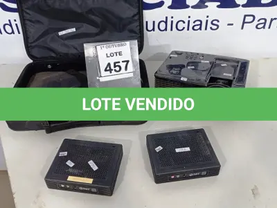 LOTE 457 - 01 PROJETOR MARCA BENQ, 02 MINIS PC MARCA INIT E 01 MALETA. (NO ESTADO) ATENÇÃO! FAZER A VISITAÇÃO ANTES DE ARREMATAR, NÃO SABEMOS SE FUNCIONA, LEILÃO NÃO TEM GARANTIA E NEM DEVOLUÇÃO, SUJEITO A POSSÍVEIS AVARIAS VISÍVEIS/OCULTAS E/OU AUSÊNCIA DE COMPONENTES.