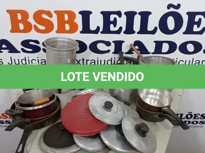 LOTE 467 - 01 LOTE COM VÁRIAS PANELAS E UTENSÍLIOS DE COZINHA DIVERSOS. (NO ESTADO) ATENÇÃO! FAZER A VISITAÇÃO ANTES DE ARREMATAR, NÃO SABEMOS SE FUNCIONA, LEILÃO NÃO TEM GARANTIA E NEM DEVOLUÇÃO, SUJEITO A POSSÍVEIS AVARIAS VISÍVEIS/OCULTAS E/OU AUSÊNCIA DE COMPONENTES.