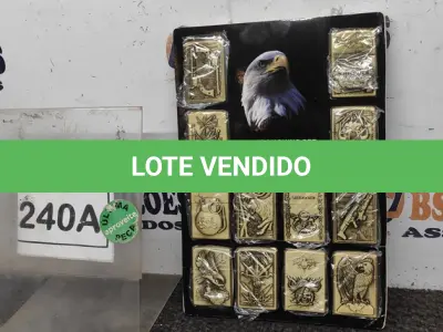 LOTE 240 - 01 KIT COM 12 ISQUEIRO TIPO ZIPPO PERSONALIZADOS (PRODUTO NOVO) (NO ESTADO) ATENÇÃO! FAZER A VISITAÇÃO ANTES DE ARREMATAR, NÃO SABEMOS SE FUNCIONA, LEILÃO NÃO TEM GARANTIA E NEM DEVOLUÇÃO, SUJEITO A POSSÍVEIS AVARIAS VISÍVEIS/OCULTAS E/OU AUSÊNCIA DE COMPONENTES.