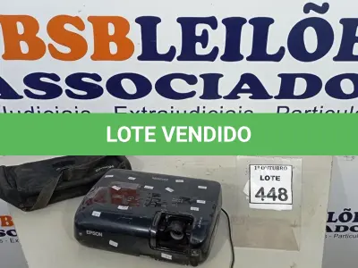 LOTE 448 - 01 PROJETOR MARCA EPSON. (NO ESTADO) ATENÇÃO! FAZER A VISITAÇÃO ANTES DE ARREMATAR, NÃO SABEMOS SE FUNCIONA, LEILÃO NÃO TEM GARANTIA E NEM DEVOLUÇÃO, SUJEITO A POSSÍVEIS AVARIAS VISÍVEIS/OCULTAS E/OU AUSÊNCIA DE COMPONENTES.