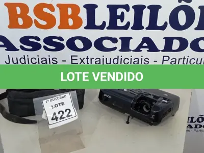 LOTE 422 - 01 PROJETOR MARCA EPSON. (NO ESTADO) ATENÇÃO! FAZER A VISITAÇÃO ANTES DE ARREMATAR, NÃO SABEMOS SE FUNCIONA, LEILÃO NÃO TEM GARANTIA E NEM DEVOLUÇÃO, SUJEITO A POSSÍVEIS AVARIAS VISÍVEIS/OCULTAS E/OU AUSÊNCIA DE COMPONENTES.