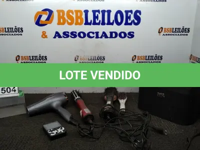 LOTE 504 - 03 ESCOVAS DE CABELO ELÉTRICAS, 01 SECADOR DE CABELO, 01 VÍDEO GAME PORTÁTIL E 01 MALETA. (NO ESTADO) ATENÇÃO! FAZER A VISITAÇÃO ANTES DE ARREMATAR, NÃO SABEMOS SE FUNCIONA, LEILÃO NÃO TEM GARANTIA E NEM DEVOLUÇÃO, SUJEITO A POSSÍVEIS AVARIAS VISÍVEIS/OCULTAS E/OU AUSÊNCIA DE COMPONENTES.