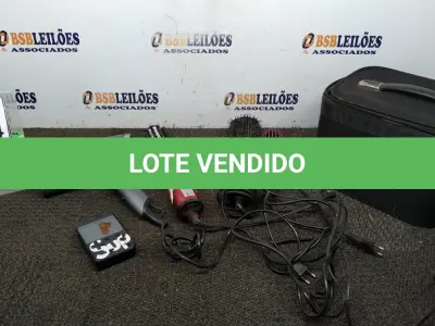 LOTE 504 - 03 ESCOVAS DE CABELO ELÉTRICAS, 01 SECADOR DE CABELO, 01 VÍDEO GAME PORTÁTIL E 01 MALETA. (NO ESTADO) ATENÇÃO! FAZER A VISITAÇÃO ANTES DE ARREMATAR, NÃO SABEMOS SE FUNCIONA, LEILÃO NÃO TEM GARANTIA E NEM DEVOLUÇÃO, SUJEITO A POSSÍVEIS AVARIAS VISÍVEIS/OCULTAS E/OU AUSÊNCIA DE COMPONENTES.