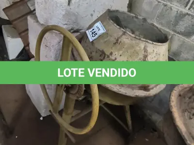 LOTE 145 - 01 BETONEIRA PEQUENA. (NO ESTADO) ATENÇÃO! FAZER A VISITAÇÃO ANTES DE ARREMATAR, NÃO SABEMOS SE FUNCIONA, LEILÃO NÃO TEM GARANTIA E NEM DEVOLUÇÃO, SUJEITO A POSSÍVEIS AVARIAS VISÍVEIS/OCULTAS E/OU AUSÊNCIA DE COMPONENTES.