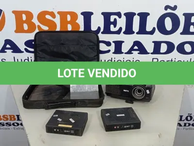 LOTE 457 - 01 PROJETOR MARCA BENQ, 02 MINIS PC MARCA INIT E 01 MALETA. (NO ESTADO) ATENÇÃO! FAZER A VISITAÇÃO ANTES DE ARREMATAR, NÃO SABEMOS SE FUNCIONA, LEILÃO NÃO TEM GARANTIA E NEM DEVOLUÇÃO, SUJEITO A POSSÍVEIS AVARIAS VISÍVEIS/OCULTAS E/OU AUSÊNCIA DE COMPONENTES.