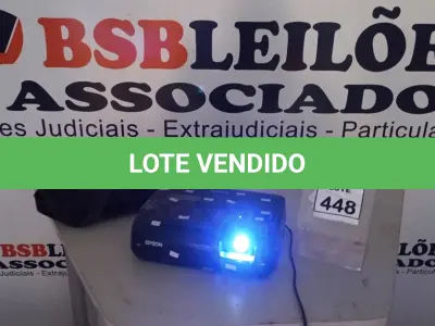 LOTE 448 - 01 PROJETOR MARCA EPSON. (NO ESTADO) ATENÇÃO! FAZER A VISITAÇÃO ANTES DE ARREMATAR, NÃO SABEMOS SE FUNCIONA, LEILÃO NÃO TEM GARANTIA E NEM DEVOLUÇÃO, SUJEITO A POSSÍVEIS AVARIAS VISÍVEIS/OCULTAS E/OU AUSÊNCIA DE COMPONENTES.