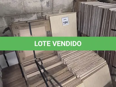 LOTE 164 - 01 LOTE COM APROXIMADAMENTE 18 CAIXAS COM PISOS FLOOR TILES 40X40CM MODULAR. (NO ESTADO) ATENÇÃO! FAZER A VISITAÇÃO ANTES DE ARREMATAR, NÃO SABEMOS SE FUNCIONA, LEILÃO NÃO TEM GARANTIA E NEM DEVOLUÇÃO, SUJEITO A POSSÍVEIS AVARIAS VISÍVEIS/OCULTAS E/OU AUSÊNCIA DE COMPONENTES.