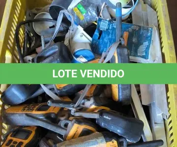LOTE 216 - 01 LOTE COM RÁDIOS COMUNICADORES E TOMADAS INDUSTRIAIS. (CAIXA ORGANIZADORA NAO INCLUSA) (NO ESTADO) ATENÇÃO! FAZER A VISITAÇÃO ANTES DE ARREMATAR, NÃO SABEMOS SE FUNCIONA, LEILÃO NÃO TEM GARANTIA E NEM DEVOLUÇÃO, SUJEITO A POSSÍVEIS AVARIAS VISÍVEIS/OCULTAS E/OU AUSÊNCIA DE COMPONENTES.
