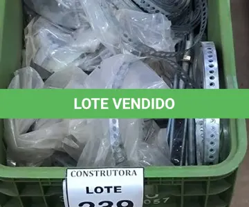 LOTE 239 - 01 LOTE COM FITAS PERFURADAS E PARAFUSOS DIVERSOS. (CAIXA ORGANIZADORA NAO INCLUSA) (NO ESTADO) ATENÇÃO! FAZER A VISITAÇÃO ANTES DE ARREMATAR, NÃO SABEMOS SE FUNCIONA, LEILÃO NÃO TEM GARANTIA E NEM DEVOLUÇÃO, SUJEITO A POSSÍVEIS AVARIAS VISÍVEIS/OCULTAS E/OU AUSÊNCIA DE COMPONENTES.