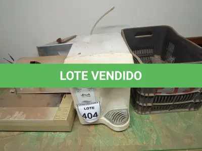 LOTE 404 - 01 LOTE COM BEBEDOURO, IMPRESSORA MATRICIAL, REFLETOR E CAIXA COM MOLAS EM AÇO. (CAIXA ORGANIZADORA NAO INCLUSA) (NO ESTADO) ATENÇÃO! FAZER A VISITAÇÃO ANTES DE ARREMATAR, NÃO SABEMOS SE FUNCIONA, LEILÃO NÃO TEM GARANTIA E NEM DEVOLUÇÃO, SUJEITO A POSSÍVEIS AVARIAS VISÍVEIS/OCULTAS E/OU AUSÊNCIA DE COMPONENTES.