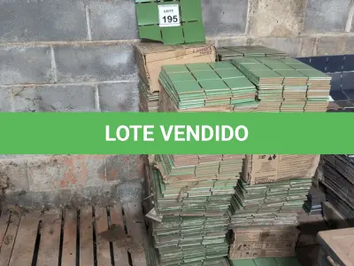 LOTE 195 - 01 LOTE COM PASTILHAS 10X10CM NA COR VERDE. (NO ESTADO) ATENÇÃO! FAZER A VISITAÇÃO ANTES DE ARREMATAR, NÃO SABEMOS SE FUNCIONA, LEILÃO NÃO TEM GARANTIA E NEM DEVOLUÇÃO, SUJEITO A POSSÍVEIS AVARIAS VISÍVEIS/OCULTAS E/OU AUSÊNCIA DE COMPONENTES.