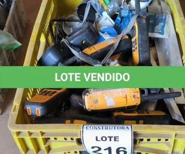 LOTE 216 - 01 LOTE COM RÁDIOS COMUNICADORES E TOMADAS INDUSTRIAIS. (CAIXA ORGANIZADORA NAO INCLUSA) (NO ESTADO) ATENÇÃO! FAZER A VISITAÇÃO ANTES DE ARREMATAR, NÃO SABEMOS SE FUNCIONA, LEILÃO NÃO TEM GARANTIA E NEM DEVOLUÇÃO, SUJEITO A POSSÍVEIS AVARIAS VISÍVEIS/OCULTAS E/OU AUSÊNCIA DE COMPONENTES.
