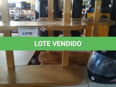 LOTE 041 - 02 PRATELEIRAS DE PAREDE EM MADEIRA E 01 CAPACETE DE MOTOCICLISTA. (NO ESTADO) ATENÇÃO! FAZER A VISITAÇÃO ANTES DE ARREMATAR, NÃO SABEMOS SE FUNCIONA, LEILÃO NÃO TEM GARANTIA E NEM DEVOLUÇÃO, SUJEITO A POSSÍVEIS AVARIAS VISÍVEIS/OCULTAS E/OU AUSÊNCIA DE COMPONENTES.