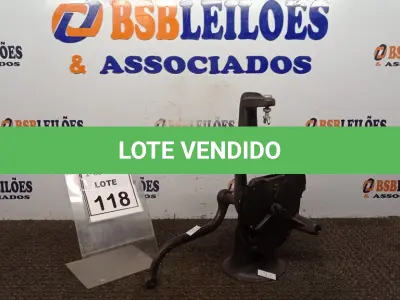 LOTE 118 - 01 MOEDOR DE GRÃOS MANUAL. (NO ESTADO) ATENÇÃO! FAZER A VISITAÇÃO ANTES DE ARREMATAR, NÃO SABEMOS SE FUNCIONA, LEILÃO NÃO TEM GARANTIA E NEM DEVOLUÇÃO, SUJEITO A POSSÍVEIS AVARIAS VISÍVEIS/OCULTAS E/OU AUSÊNCIA DE COMPONENTES.