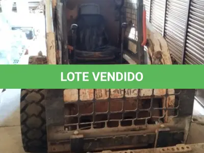 LOTE 630 - 01 BOB CAT. MODELO S 185 ANO 2010 COM IMPLEMENTOS. (NO ESTADO) ATENÇÃO! FAZER A VISITAÇÃO ANTES DE ARREMATAR, NÃO SABEMOS SE FUNCIONA, LEILÃO NÃO TEM GARANTIA E NEM DEVOLUÇÃO, SUJEITO A POSSÍVEIS AVARIAS VISÍVEIS/OCULTAS E/OU AUSÊNCIA DE COMPONENTES.