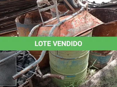 LOTE 591 - 04 TAMBORES DE FERRO COM PEDRAS PORTUGUESAS E 03CARRINHOS DE MÃO. (NO ESTADO) ATENÇÃO! FAZER A VISITAÇÃO ANTES DE ARREMATAR, NÃO SABEMOS SE FUNCIONA, LEILÃO NÃO TEM GARANTIA E NEM DEVOLUÇÃO, SUJEITO A POSSÍVEIS AVARIAS VISÍVEIS/OCULTAS E/OU AUSÊNCIA DE COMPONENTES.