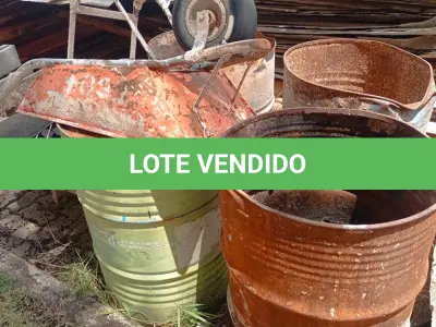 LOTE 591 - 04 TAMBORES DE FERRO COM PEDRAS PORTUGUESAS E 03CARRINHOS DE MÃO. (NO ESTADO) ATENÇÃO! FAZER A VISITAÇÃO ANTES DE ARREMATAR, NÃO SABEMOS SE FUNCIONA, LEILÃO NÃO TEM GARANTIA E NEM DEVOLUÇÃO, SUJEITO A POSSÍVEIS AVARIAS VISÍVEIS/OCULTAS E/OU AUSÊNCIA DE COMPONENTES.