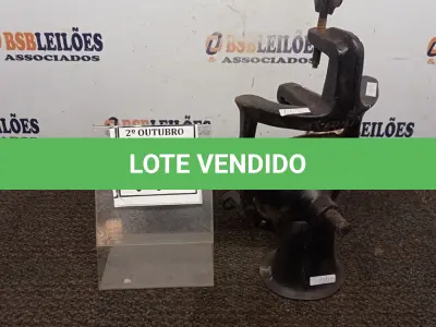 LOTE 112 - 01 MOEDOR DE GRÃOS MANUAL. (NO ESTADO) ATENÇÃO! FAZER A VISITAÇÃO ANTES DE ARREMATAR, NÃO SABEMOS SE FUNCIONA, LEILÃO NÃO TEM GARANTIA E NEM DEVOLUÇÃO, SUJEITO A POSSÍVEIS AVARIAS VISÍVEIS/OCULTAS E/OU AUSÊNCIA DE COMPONENTES.