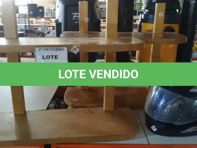LOTE 041 - 02 PRATELEIRAS DE PAREDE EM MADEIRA E 01 CAPACETE DE MOTOCICLISTA. (NO ESTADO) ATENÇÃO! FAZER A VISITAÇÃO ANTES DE ARREMATAR, NÃO SABEMOS SE FUNCIONA, LEILÃO NÃO TEM GARANTIA E NEM DEVOLUÇÃO, SUJEITO A POSSÍVEIS AVARIAS VISÍVEIS/OCULTAS E/OU AUSÊNCIA DE COMPONENTES.