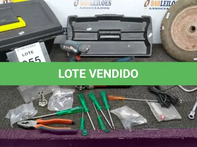 LOTE 055 - 01 CAIXA DE FERRAMENTAS COM 02 PARAFUSADEIRAS, 01 ESMERILHADEIRA, 01 ALICATE, 01 RODA DE CARRINHO DE MÃO E CHAVES E FERRAMENTAIS DIVERSAS. (NO ESTADO) ATENÇÃO! FAZER A VISITAÇÃO ANTES DE ARREMATAR, NÃO SABEMOS SE FUNCIONA, LEILÃO NÃO TEM GARANTIA E NEM DEVOLUÇÃO, SUJEITO A POSSÍVEIS AVARIAS VISÍVEIS/OCULTAS E/OU AUSÊNCIA DE COMPONENTES.