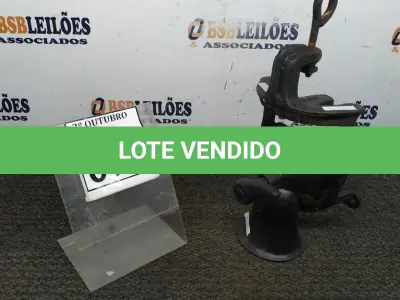 LOTE 073 - 01 MOEDOR DE GRÃOS MANUAL. (NO ESTADO) ATENÇÃO! FAZER A VISITAÇÃO ANTES DE ARREMATAR, NÃO SABEMOS SE FUNCIONA, LEILÃO NÃO TEM GARANTIA E NEM DEVOLUÇÃO, SUJEITO A POSSÍVEIS AVARIAS VISÍVEIS/OCULTAS E/OU AUSÊNCIA DE COMPONENTES.