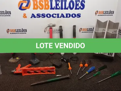LOTE 109 - 01 CAIXA DE FERRAMENTAS COM 02 PARAFUSADEIRAS, MARTELO, APLICADOR DE SILICONE, CHAVES DE FENDA PHILPS E FERRAMENTAS DIVERSAS. (NO ESTADO) ATENÇÃO! FAZER A VISITAÇÃO ANTES DE ARREMATAR, NÃO SABEMOS SE FUNCIONA, LEILÃO NÃO TEM GARANTIA E NEM DEVOLUÇÃO, SUJEITO A POSSÍVEIS AVARIAS VISÍVEIS/OCULTAS E/OU AUSÊNCIA DE COMPONENTES.