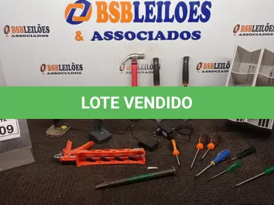 LOTE 109 - 01 CAIXA DE FERRAMENTAS COM 02 PARAFUSADEIRAS, MARTELO, APLICADOR DE SILICONE, CHAVES DE FENDA PHILPS E FERRAMENTAS DIVERSAS. (NO ESTADO) ATENÇÃO! FAZER A VISITAÇÃO ANTES DE ARREMATAR, NÃO SABEMOS SE FUNCIONA, LEILÃO NÃO TEM GARANTIA E NEM DEVOLUÇÃO, SUJEITO A POSSÍVEIS AVARIAS VISÍVEIS/OCULTAS E/OU AUSÊNCIA DE COMPONENTES.