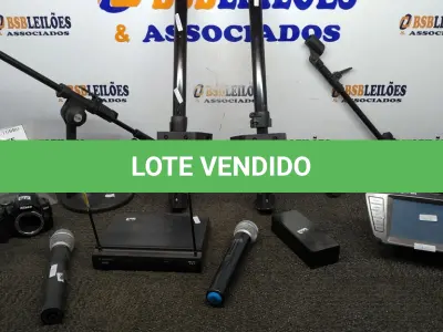 LOTE 053 - 01 MULTIMÍDIA AUTOMOTIVA, 01 CÂMERA FOTOGRÁFICA MODELO D3000 MARCA NIKON, 02 SUPORTES PARA MICROFONE INCOMPLETOS, 02 BASES DE SUPORTE, 02 MICROFONES E 01 RECEPTOR. (NO ESTADO) ATENÇÃO! FAZER A VISITAÇÃO ANTES DE ARREMATAR, NÃO SABEMOS SE FUNCIONA, LEILÃO NÃO TEM GARANTIA E NEM DEVOLUÇÃO, SUJEITO A POSSÍVEIS AVARIAS VISÍVEIS/OCULTAS E/OU AUSÊNCIA DE COMPONENTES.