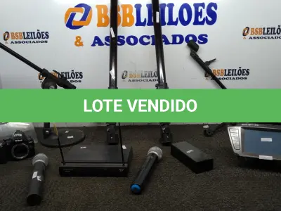 LOTE 053 - 01 MULTIMÍDIA AUTOMOTIVA, 01 CÂMERA FOTOGRÁFICA MODELO D3000 MARCA NIKON, 02 SUPORTES PARA MICROFONE INCOMPLETOS, 02 BASES DE SUPORTE, 02 MICROFONES E 01 RECEPTOR. (NO ESTADO) ATENÇÃO! FAZER A VISITAÇÃO ANTES DE ARREMATAR, NÃO SABEMOS SE FUNCIONA, LEILÃO NÃO TEM GARANTIA E NEM DEVOLUÇÃO, SUJEITO A POSSÍVEIS AVARIAS VISÍVEIS/OCULTAS E/OU AUSÊNCIA DE COMPONENTES.