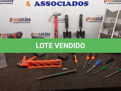 LOTE 109 - 01 CAIXA DE FERRAMENTAS COM 02 PARAFUSADEIRAS, MARTELO, APLICADOR DE SILICONE, CHAVES DE FENDA PHILPS E FERRAMENTAS DIVERSAS. (NO ESTADO) ATENÇÃO! FAZER A VISITAÇÃO ANTES DE ARREMATAR, NÃO SABEMOS SE FUNCIONA, LEILÃO NÃO TEM GARANTIA E NEM DEVOLUÇÃO, SUJEITO A POSSÍVEIS AVARIAS VISÍVEIS/OCULTAS E/OU AUSÊNCIA DE COMPONENTES.