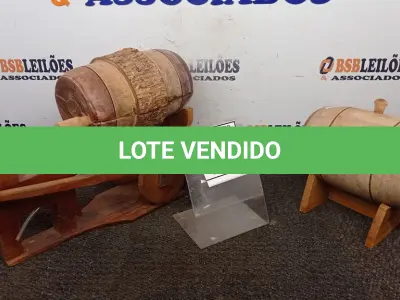 LOTE 096 - 01 CARRINHO DE BOI EM MADEIRA E 02 CAROTE DE CACHAÇA. (NO ESTADO) ATENÇÃO! FAZER A VISITAÇÃO ANTES DE ARREMATAR, NÃO SABEMOS SE FUNCIONA, LEILÃO NÃO TEM GARANTIA E NEM DEVOLUÇÃO, SUJEITO A POSSÍVEIS AVARIAS VISÍVEIS/OCULTAS E/OU AUSÊNCIA DE COMPONENTES.