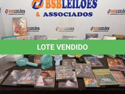 LOTE 104 - 03 MÁQUINAS DE COSTURA A PILHA, VÁRIOS VENTILADORES DE MÃO, 01 ASPIRADOR ROBÔ E GRANDE QUANTIDADE DE DE DVD. (NO ESTADO) ATENÇÃO! FAZER A VISITAÇÃO ANTES DE ARREMATAR, NÃO SABEMOS SE FUNCIONA, LEILÃO NÃO TEM GARANTIA E NEM DEVOLUÇÃO, SUJEITO A POSSÍVEIS AVARIAS VISÍVEIS/OCULTAS E/OU AUSÊNCIA DE COMPONENTES.