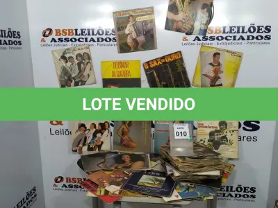 LOTE 010 - 01 LOTE COM GRANDE QUANTIDADE DE DISCOS DE VINIL. (NO ESTADO) ATENÇÃO! FAZER A VISITAÇÃO ANTES DE ARREMATAR, NÃO SABEMOS SE FUNCIONA, LEILÃO NÃO TEM GARANTIA E NEM DEVOLUÇÃO, SUJEITO A POSSÍVEIS AVARIAS VISÍVEIS/OCULTAS E/OU AUSÊNCIA DE COMPONENTES.