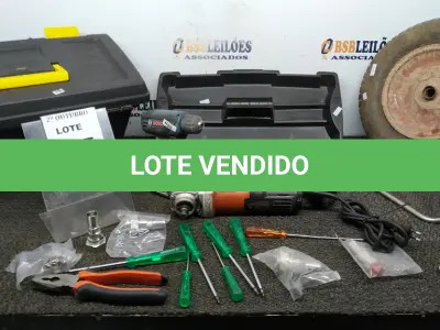 LOTE 055 - 01 CAIXA DE FERRAMENTAS COM 02 PARAFUSADEIRAS, 01 ESMERILHADEIRA, 01 ALICATE, 01 RODA DE CARRINHO DE MÃO E CHAVES E FERRAMENTAIS DIVERSAS. (NO ESTADO) ATENÇÃO! FAZER A VISITAÇÃO ANTES DE ARREMATAR, NÃO SABEMOS SE FUNCIONA, LEILÃO NÃO TEM GARANTIA E NEM DEVOLUÇÃO, SUJEITO A POSSÍVEIS AVARIAS VISÍVEIS/OCULTAS E/OU AUSÊNCIA DE COMPONENTES.